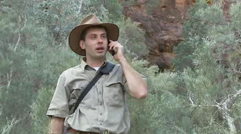 Гарднер-Стивен говорит по мобильнику в австралийском заповеднике. В ходе тестов он спускался в ущелья, где даже спутниковый аппарат мог бы потерять связь. А Serval работал. Тем временем до ближайшей вышки мобильной связи тут было не менее 100 километров (кадр ABC News).