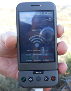 А этот мобильник был превращён специалистами проекта в "батфон". На снимке – тест в Аркаруле (фото с сайта villagetelco.org).